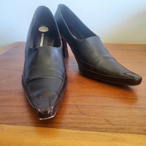 GUC Donald j. Pliner leather pointed heels.